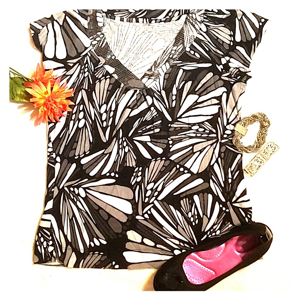 Drama Added V-neck Short Sleeve Print Apt 9 Top - Picture 6 of 8